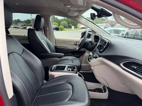 Used 2024 Chrysler Pacifica Touring-L FWD image 31