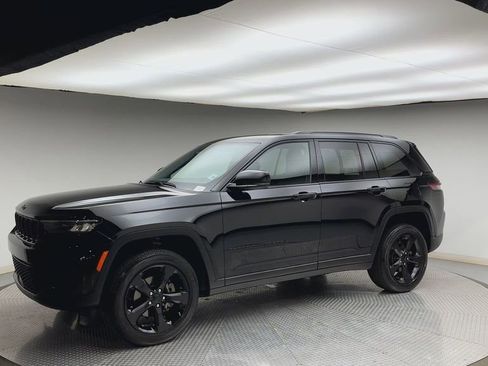 Used 2023 Jeep Grand Cherokee Altitude image 6