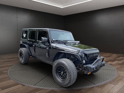 Used 2017 Jeep Wrangler Unlimited Sahara AWD/4WD image 2