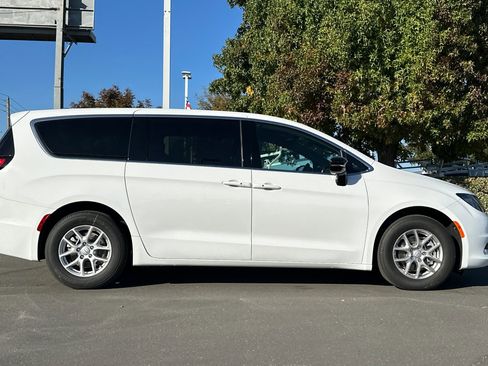 New 2026 Chrysler Voyager LX image 3