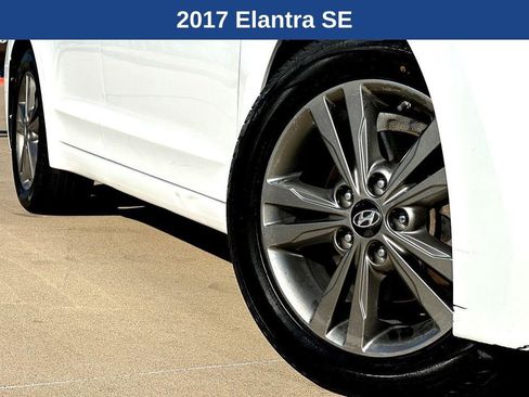 Used 2017 Hyundai Elantra SE image 2