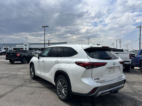 Used 2021 Toyota Highlander Platinum AWD/4WD image 3