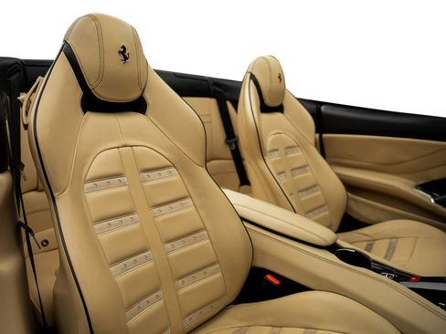 Used 2015 Ferrari California T RWD image 37