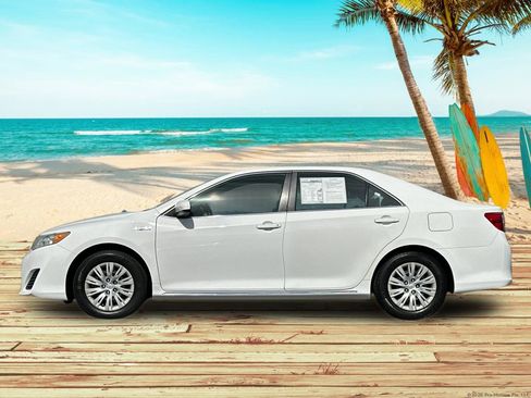 Used 2014 Toyota Camry LE image 3
