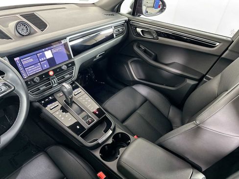 Used 2025 Porsche Macan image 24