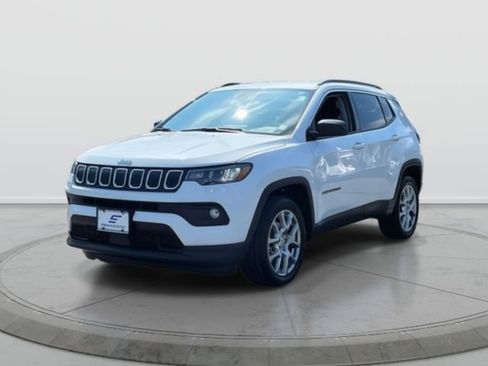 Used 2022 Jeep Compass Latitude AWD/4WD image 3