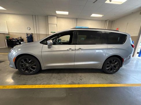 Used 2019 Chrysler Pacifica Limited w/ Advanced Safetytec Group FWD image 3