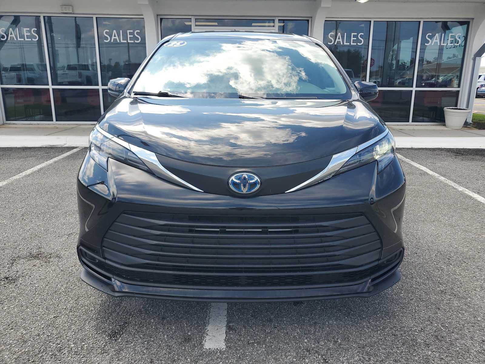 Used 2025 Toyota Sienna LE FWD image 12