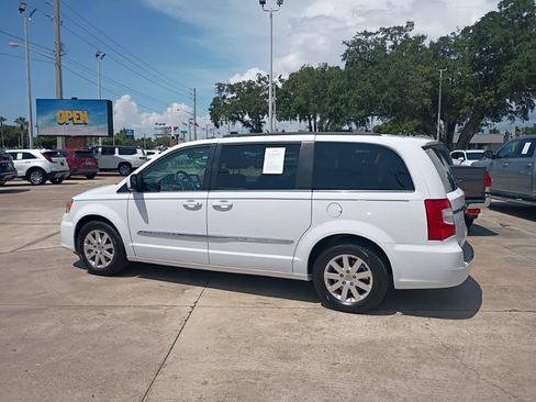 Used 2016 Chrysler Town & Country Touring FWD image 22