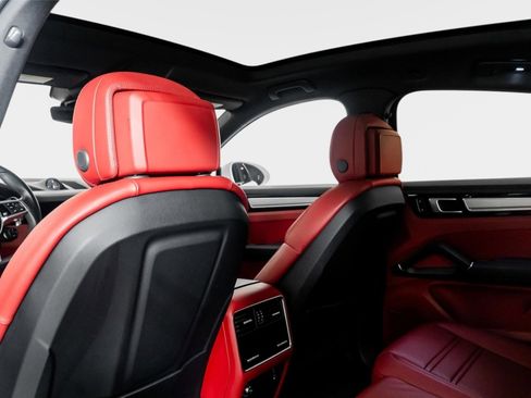 Used 2023 Porsche Cayenne Platinum Edition image 35