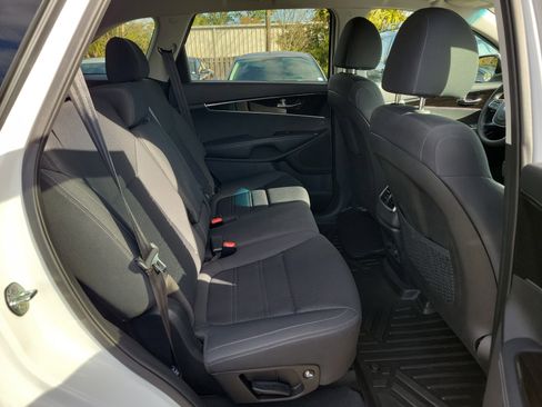 Used 2020 Kia Sorento LX image 12