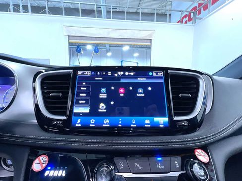 Used 2025 Chrysler Pacifica Limited FWD image 27