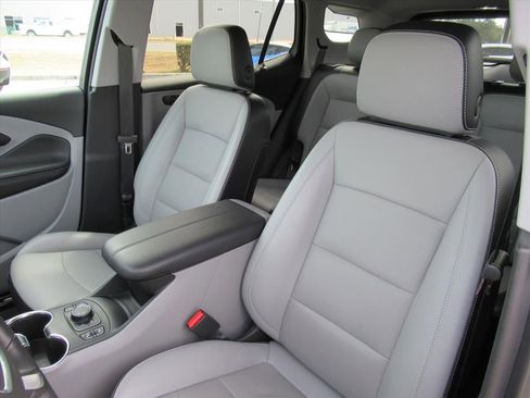 Used 2022 GMC Terrain SLT w/ Infotainment Package II FWD image 17