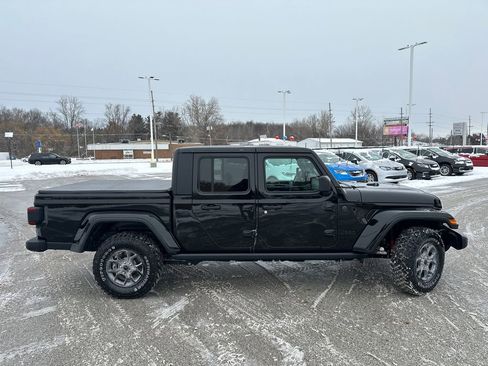 Used 2024 Jeep Gladiator Sport image 2