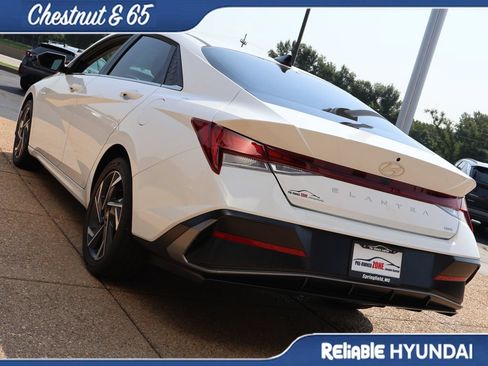 Used 2025 Hyundai Elantra Limited FWD image 4