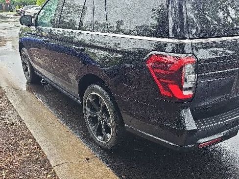 Used 2023 Ford Expedition Limited AWD/4WD image 4