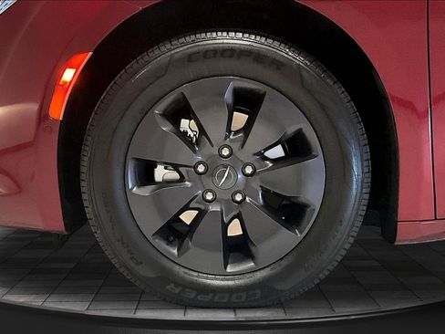 Used 2020 Chrysler Pacifica Limited w/ Advanced Safetytec Group FWD image 35