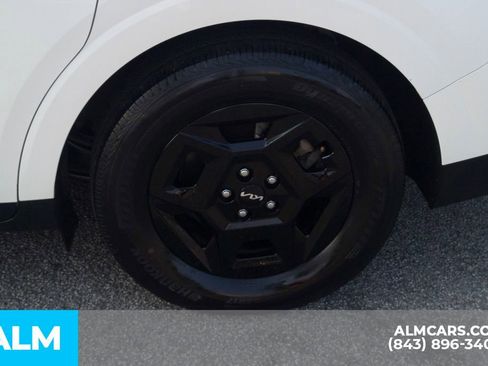 Used 2025 Kia Carnival FWD image 12