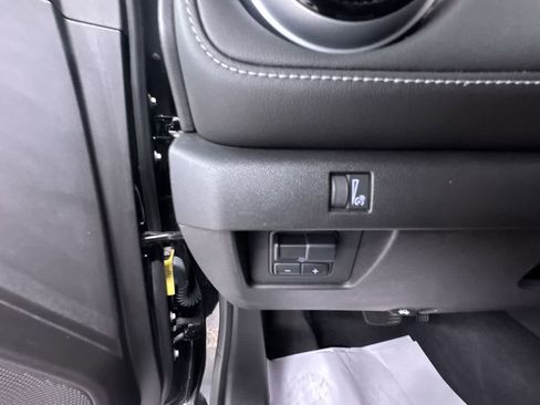 Used 2024 Chevrolet Colorado LT w/ LT Convenience Package III image 16