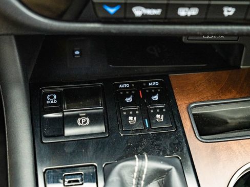 Certified 2022 Lexus RX 350L Premium w/ Premium Package AWD/4WD image 38
