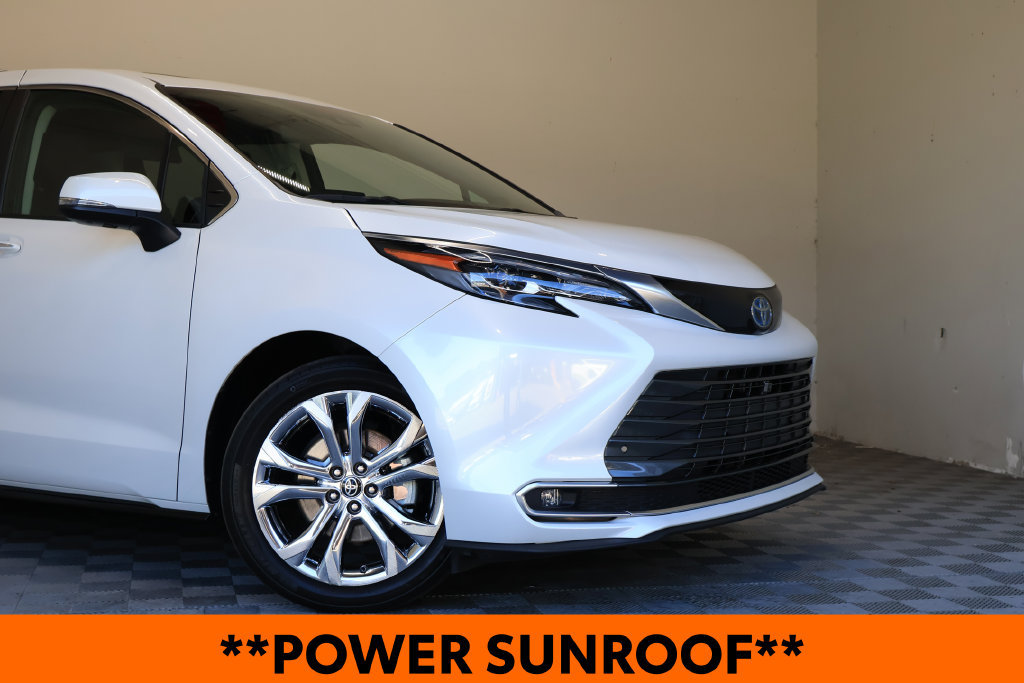 Used 2024 Toyota Sienna Platinum FWD image 3