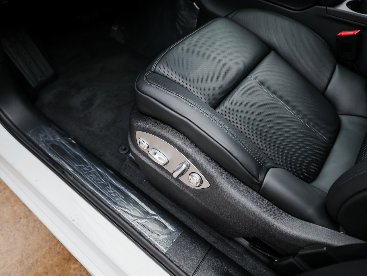 Certified 2026 Porsche Macan AWD/4WD image 14