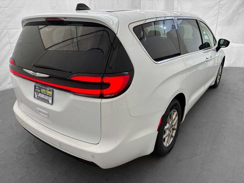 Used 2024 Chrysler Pacifica Touring-L FWD image 7