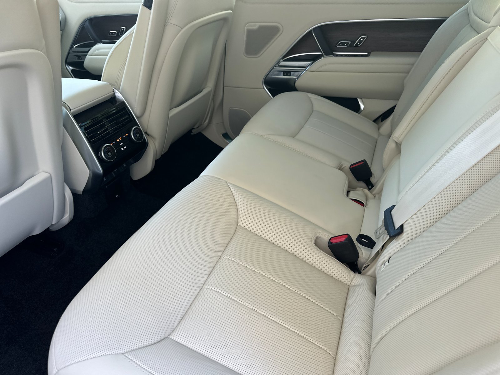 New 2027 Land Rover Range Rover Long Wheelbase SE AWD/4WD image 12