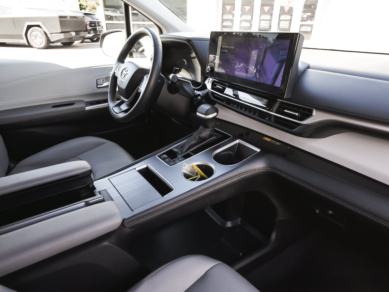 Used 2025 Toyota Sienna XLE FWD image 42