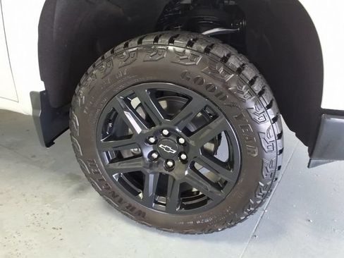 Used 2025 Chevrolet Silverado 1500 Custom Trail Boss AWD/4WD image 9