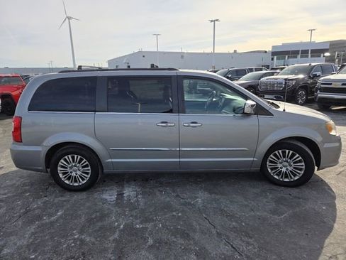 Used 2013 Chrysler Town & Country Touring-L w/ Driver Convenience Group image 18