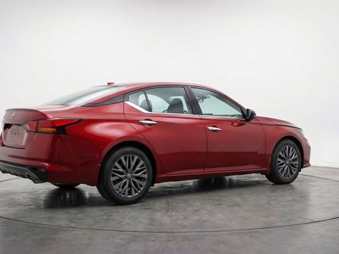 Used 2025 Nissan Altima 2.5 SV image 9