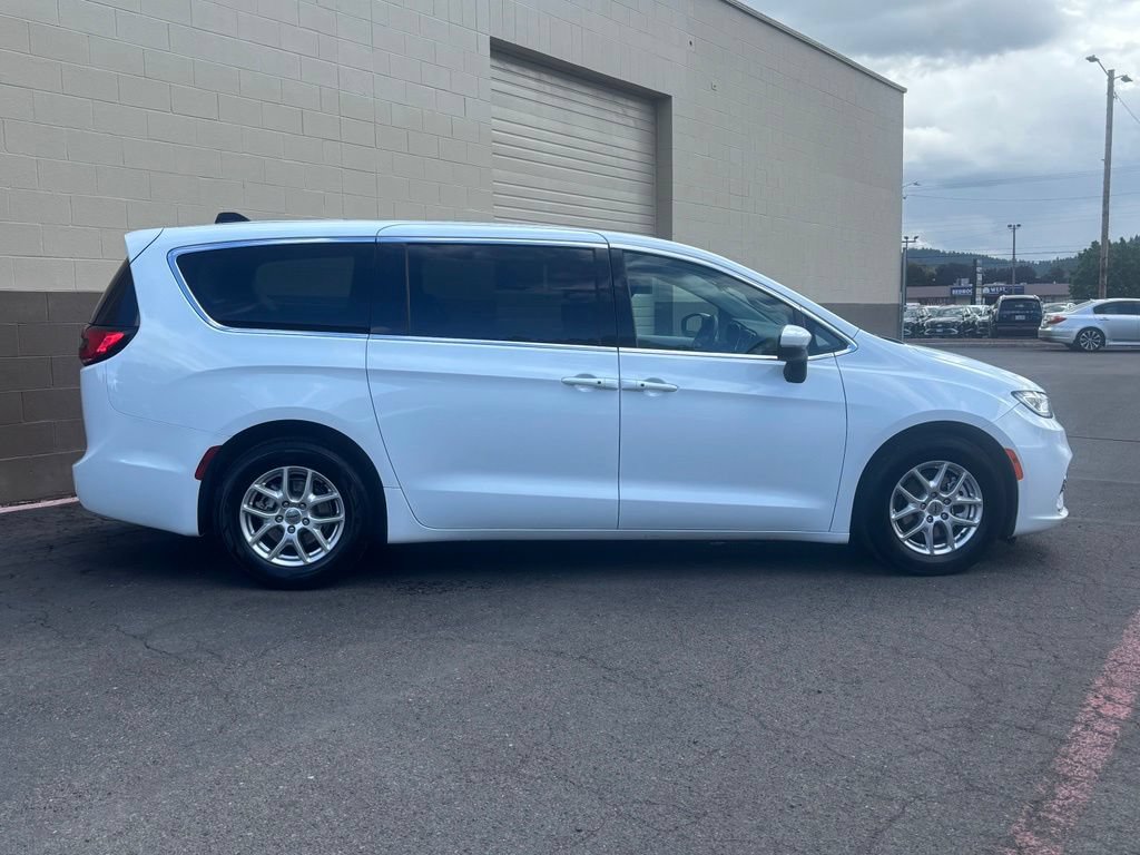 Used 2023 Chrysler Pacifica Touring-L FWD image 3