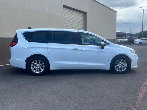 Used 2023 Chrysler Pacifica Touring-L FWD image 3