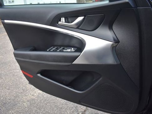 Used 2025 Genesis G70 2.5T image 32