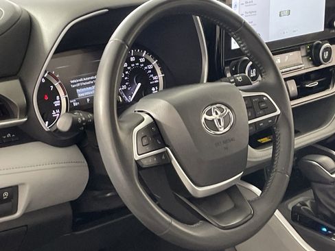 Used 2025 Toyota Highlander XLE AWD/4WD image 13