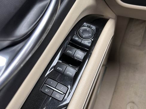 Used 2021 Cadillac Escalade Premium Luxury image 19