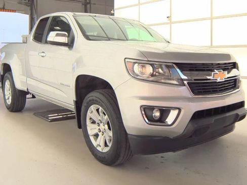 Used 2015 Chevrolet Colorado LT w/ Luxury Package RWD image 2