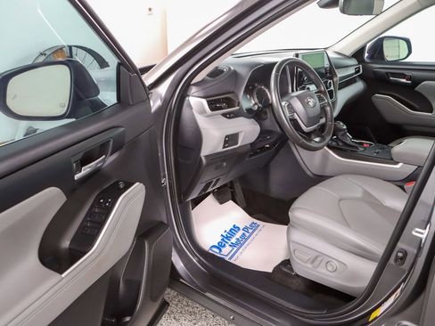 Used 2023 Toyota Highlander XLE image 3