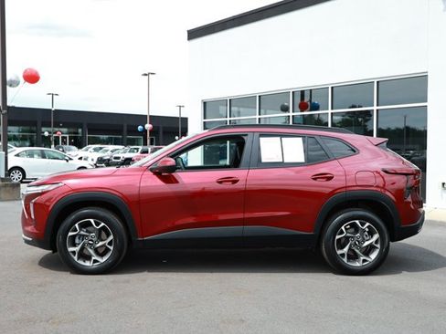 Used 2025 Chevrolet Trax LT FWD image 9