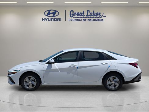 New 2026 Hyundai Elantra SE FWD image 2