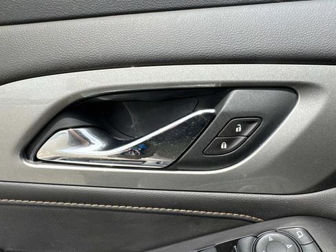 Used 2020 Chevrolet Traverse LT FWD image 21