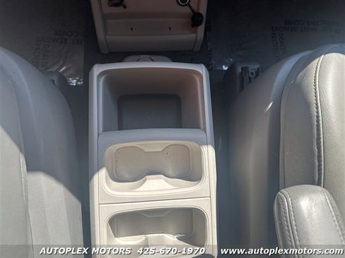 Used 2011 Volkswagen Routan SE image 30