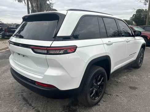 New 2025 Jeep Grand Cherokee Altitude image 9
