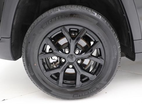 Used 2025 Jeep Grand Cherokee Altitude AWD/4WD image 9