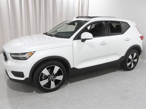 Used 2022 Volvo XC40 T5 Momentum w/ Premium Package AWD/4WD image 3