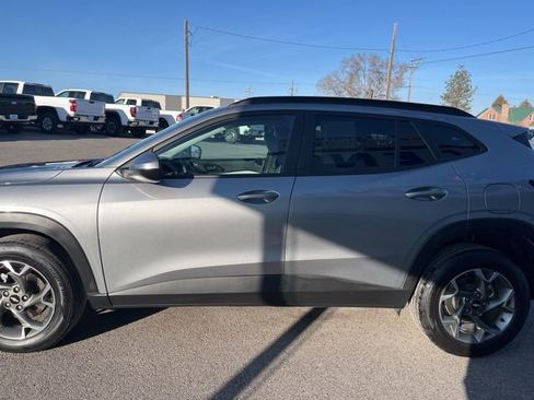 Used 2025 Chevrolet Trax LT w/ LT Convenience Package image 5