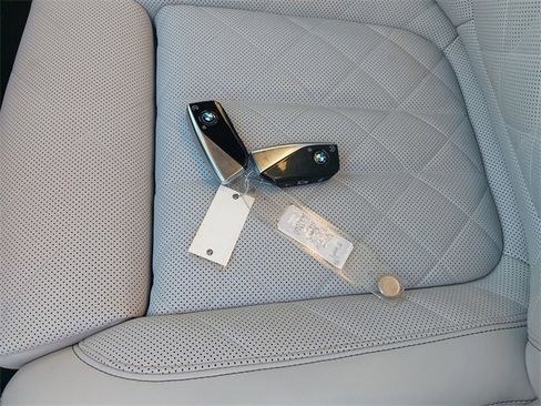 Used 2023 BMW X7 xDrive40i w/ Executive Package image 19