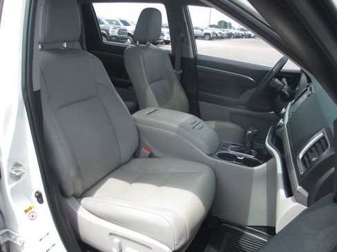 Used 2019 Toyota Highlander Limited AWD/4WD image 25