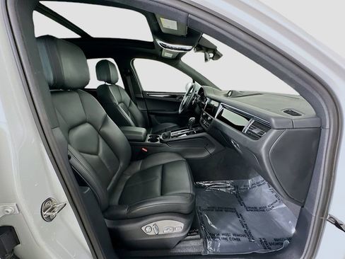 Certified 2022 Porsche Macan AWD/4WD image 31